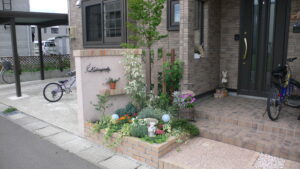 花壇でガーデニングを楽しむ