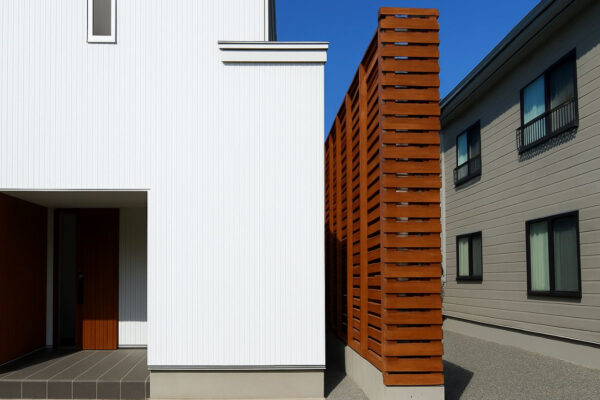 フェンスで隣地への落雪を防ぐ